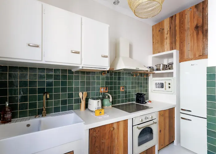 Yello Yourhosthelper *